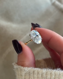 Anillo de compromiso de dos tonos con halo oculto y diamante cultivado en laboratorio de corte ovalado de 5 quilates, certificado por IGI. - Product Image 3