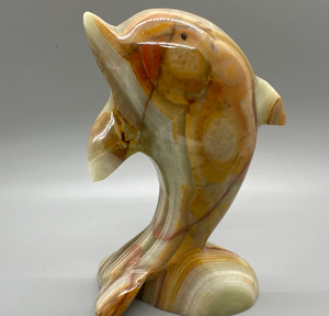 Figurine de dauphin en onyx brun multi-tons gravée à la main, sculpture artisanale élégante en marbre pour la décoration intérieure, thème océan - Product Image 1