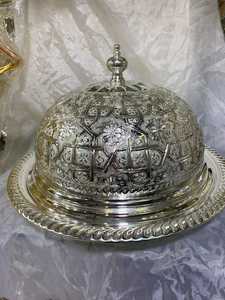 Cúpula para Servir Alimentos en Color Dorado Latón, Elegante Vajilla Metálica para Bodas, Fiestas, Eventos y Exhibición de Comidas Finas - Product Image 3