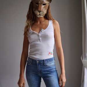 Camiseta sin mangas de punto blanca para mujer con cuello en V, detalle de botones y logo frontal, estilo casual - Product Image 1