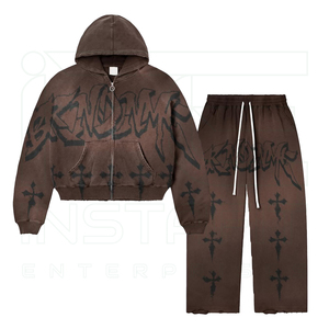 Ensemble de survêtement streetwear marron pour homme, comprenant un sweat à capuche zippé intégral en coton à imprimé croisé coupe ample et un pantalon évasé vintage - Product Image 2