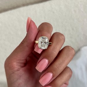 Bague solitaire en or jaune 14 carats avec diamant de laboratoire allongé taille coussin de 5 carats, sertie de griffes, certifiée IGI - Product Image 3