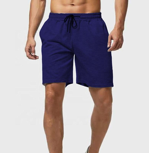 Shorts gris en polyester pour homme avec cordon de serrage, couleur unie, style décontracté, logo frontal, taille mi-haute, tissu respirant à motif, séchage rapide - Product Image 6