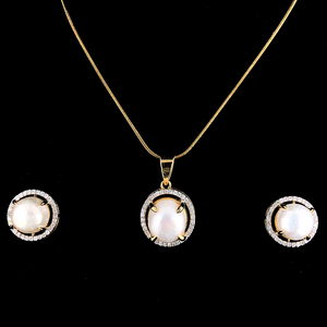 Conjunto de Collar y Pendientes de Perlas Doradas con Detalles de Diamantes, Colgante Redondo, Cadena de Serpiente, Pendientes de Botón - Product Image 3