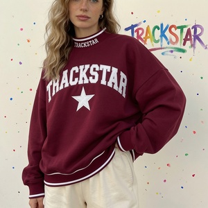 Sudadera Oversize de Cuello Alto para Mujer, Negra Sólida con Gráfico Trackstar, Casual, Manga Larga, Invierno, Estilo Urbano - Product Image 2