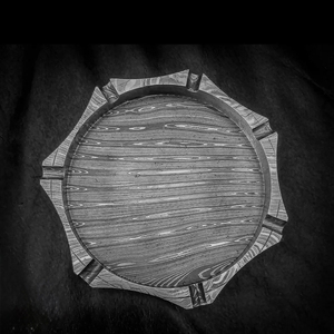 Cenicero de Acero de Damasco Hecho a Mano de Lujo, Cenicero Metálico con Patrón Decorativo, Cenicero Resistente para Fumar en Casa, Salón u Oficina - Product Image 1