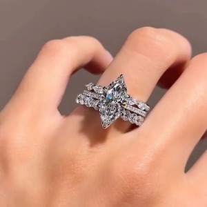 Anillo de Compromiso de Plata 925 con Moissanita Corte Marquesa y Banda Clásica, con Color D y Claridad VVS para Mujer - Product Image 1