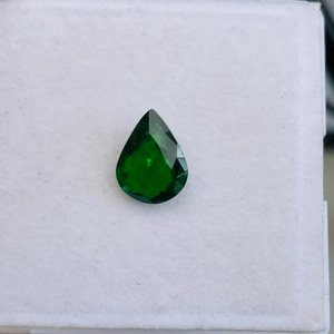 พลอยทซาโวไรต์ทรงลูกแพร์ธรรมชาติ น้ำหนัก 4.89 กะรัต คุณภาพระดับ AAA พร้อมความเงางามระดับ AAA และสีเขียวสดใส ตัดและขัดเงาอย่างสมบูรณ์แบบ - Product Image 6