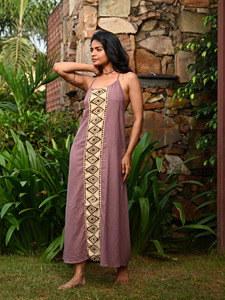 Elegante Vestido Maxi con Estampado Geométrico y Cuello Halter, con Abertura Alta en el Muslo y Delicadas Tiras Atadas en la Espalda - Product Image 5
