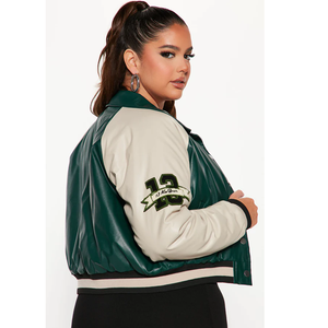 Veste de sport en PU vert et beige avec logo brodé, col rabattu, manches classiques, style preppy, longueur courte - Product Image 4