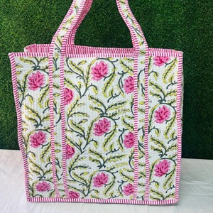 กระเป๋าผ้าฝ้ายออลซีซั่นส์ พร้อมลายปักดอกไม้ ขอบลายทางสีชมพูและสีเขียว แบบเปิดด้านบน สำหรับใส่ของช้อปปิ้ง - Product Image 4