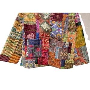 Veste réversible en patchwork de soie vintage tendance faite à la main, col en V, matelassée Kantha, pour femmes, en coton respirant et écologique - Product Image 5