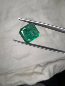 Émeraude naturelle de 2,77 carats, taille octogonale carrée, vert vif intense, pierre précieuse non montée, provenant de Zambie - Product Image 2