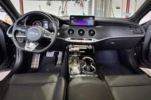 Kia Stinger <span class=keywords><strong>GT</strong></span>-Line <span class=keywords><strong>2022</strong></span> d'occasion, 1100 miles, 300 ch, turbo 4 cylindres, transmission intégrale, non modifiée - Product Image 2