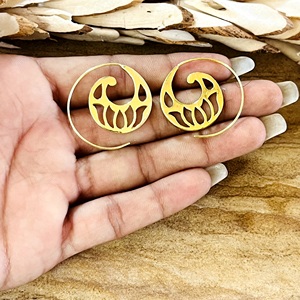Último Diseño Pendientes de Aro Boho con Espiral de Loto, Pendientes Tribales de Latón para Mujer, Pendientes Florales en Espiral Bañados en Oro de 18k, Venta al por Mayor OEM - Product Image 2