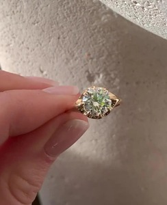 แหวนเพชรทรงกลม 2.5 กะรัต เพชรเลี้ยงในห้องปฏิบัติการ ทองคำขาว 14K แหวนหมั้น 8 กรงเล็บ ดีไซน์เครื่องประดับสุดคลาสสิก สวยหรู - Product Image 5