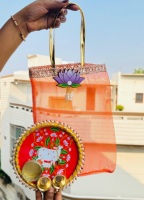 Magnifique ensemble cadeau de thali Pooja Pichwai brodé et sculpté à la main, respectueux de l'environnement, de la marque Jaipurios, avec sac en organza à motif de lotus, pour cadeaux de mariage