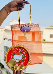 Hermoso Set de Regalo de Thali Pooja Pichwai Bordado y Tallado Ecológico de Jaipurios, con Bolsa de Metal con Loto, para Diwali y Bodas - Product Image 2