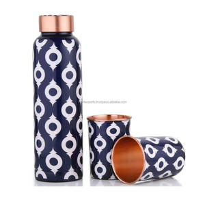 Botella de agua de cobre puro de primera calidad diseñada para beber regularmente, que apoya el equilibrio digestivo y ofrece beneficios para el bienestar. - Product Image 3