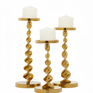 Juego de Portavelas de Aluminio Metálico Hecho a Mano con Acabado Dorado, Decoración para el Hogar a un Precio Impresionante - Product Image 1