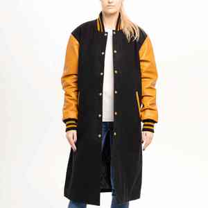 Chaqueta Larga de Béisbol Universitaria para Mujer, Hecha a Medida, de Alta Calidad, Cuerpo de Lana Negra, Mangas Doradas Antiguas, Estilo Universitario, con Letras Bordadas, de Poliéster - Product Image 1