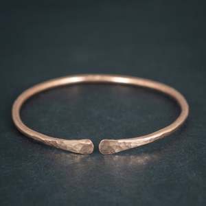 Bracelet manchette en cuivre pur martelé fait main, réglable, en métal massif, finition polie, bijou artisanal pour le bien-être et la guérison - Product Image 2