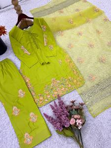 Haut élégant en crêpe de soie naturel entièrement cousu avec broderie et travail de sequins, pantalon Farshi assorti et dupatta en soie tissée - Product Image 6
