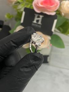 Anillo de Compromiso de Tres Piedras con Diamante Cultivado en Laboratorio con Corte Radiante Certificado por IGI y Anillo Lateral de Diamantes en Forma de Media Luna - Product Image 5