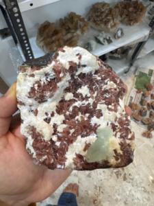 Calcedonia Blanca Natural con Heulandita Roja y Apofilita Verde |   Espécimen de Cristal Mineral Premium - Product Image 3