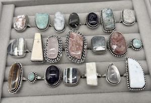 Vente en gros de bagues en laiton plaqué argent avec sertissage clos de pierres précieuses naturelles assorties, bijoux de mode de créateur OEM ODM - Product Image 4