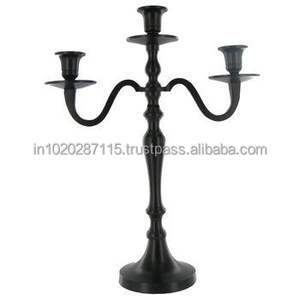 Candélabre en fonte d'inspiration baroque avec plusieurs bras pour créer un charme dramatique du vieux monde dans les intérieurs formels - Product Image 4