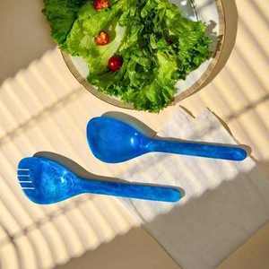 Ensemble de 2 cuillères à salade en résine faites à la main, compatibles lave-vaisselle, pour ustensiles de cuisine, par la collection Handmade. - Product Image 1