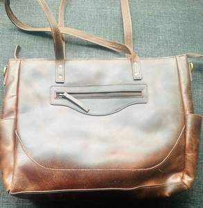 Bolso de Hombro de Cuero Genuino de Alta Calidad para Mujer con Cadenas - Diseño Moderno y Portátil para Viajes y Trabajo, Hecho en Maharashtra - Product Image 3