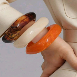 กำไลข้อมือเรซิ่นสีม่วงเข้มลายขัดเงา ดีไซน์เกลียวเงา พร้อมประดับหมุดสีทอง จำหน่ายในราคาขายส่ง - Product Image 5