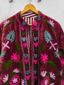 Chaqueta corta informal de terciopelo bordado Suzani para mujer, transpirable, artesanal, de algodón, con un diseño elegante. - Product Image 3