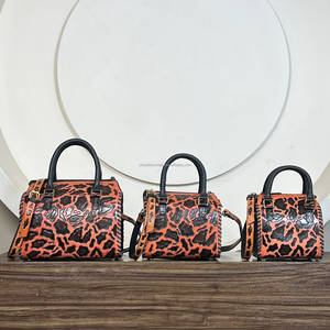 Bolso de lona personalizado de cuero vacuno con estampado de leopardo, bolso cruzado de lujo hecho a mano con cremallera para mujer, unisex, para viaje. - Product Image 2
