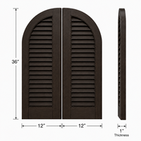 Volets de fenêtre modernes en bois massif cintrés avec design à persiennes sur mesure et construction durable et écologique