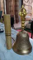 Campana Tibetana Om Hecha a Mano en Latón con Acabado Pulido Brillante y Mango de Madera para Uso en Exteriores - Regalo de Diwali, Calidad Superior, Entrega Rápida