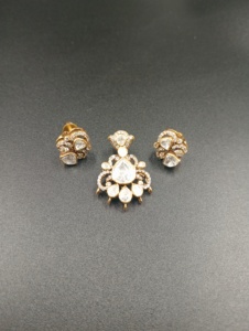 Amaira Jewels - Juego de Colgantes de Cristal con Corte de Pera y Dijes de Flores de Plata Chapada en Oro, Joyería de Novia para Mujer, Estilo Vintage - Product Image 3