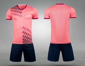 Conjunto de Camiseta de Fútbol Roja con Cuello en V para Hombre con Pantalones Cortos Azul Marino, Poliéster que Absorbe la Humedad, Ajuste Atlético, Manga Corta para Todas las Temporadas - Product Image 3