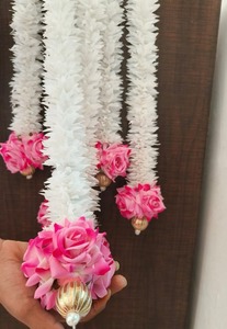 Guirlande de fleurs artificielles faites à la main pour décoration de mariage indien, avec jasmin blanc, mogra, rose rose et perles dorées, pour festivals - Product Image 3
