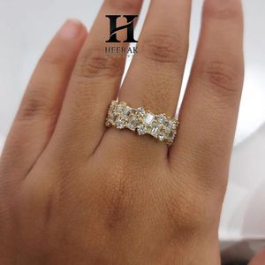 Anillo de Eternidad de Lujo con Diamantes Cultivados en Laboratorio con Corte Esmeralda, Oro Amarillo de 14K, Diseño de Mosaico Ancho con Múltiples Piedras Escalonadas - Product Image 4