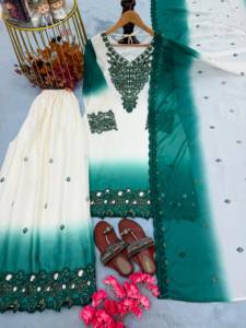 Ensemble prêt-à-porter entièrement cousu : Haut en georgette à étoiles bicolore avec broderie de designer, pantalon palazzo et dupatta - Product Image 5