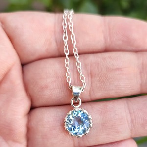 Collar con Colgante Redondo de Topacio Azul, Plata de Ley 925, Joyería de Promesa para Mujer, Engaste de Bisel, Joyería de Piedra de Nacimiento de Diciembre - Product Image 3