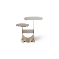 Table d'extérieur de luxe en fer doré à double plateau rond avec étagère de rangement pour salle de sport et cuisine