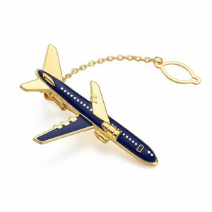 Pinza de corbata personalizada con forma de avión, con cadena, recuerdo promocional de aerolínea. - Product Image 4