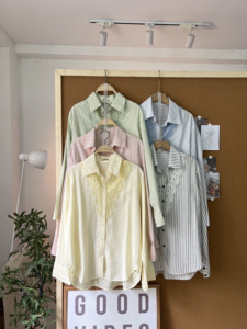 Camisa de Manga Larga a Rayas para Mujer, Modelo L816, de Algodón Grueso Tejido, con Cuello Camisero, Estilo Casual, Primavera-Verano, con Parches de Encaje, Color Pastel - Product Image 1