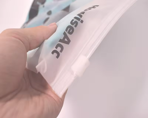 Bolsas de Plástico Mate Esmerilado al por Mayor con Cierre Superior y Logotipo Personalizado para Empaque de Ropa - Product Image 5