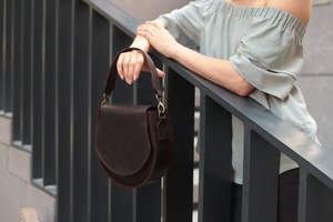 Sac maintenant, vous pouvez ajouter une sangle courte à votre bandoulière pour le porter sur votre épaule Ykk Zipper Purse LCS-0051B - Product Image 4