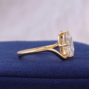 Bague de fiançailles classique en or jaune avec diamant taille coussin pour femme - Product Image 2